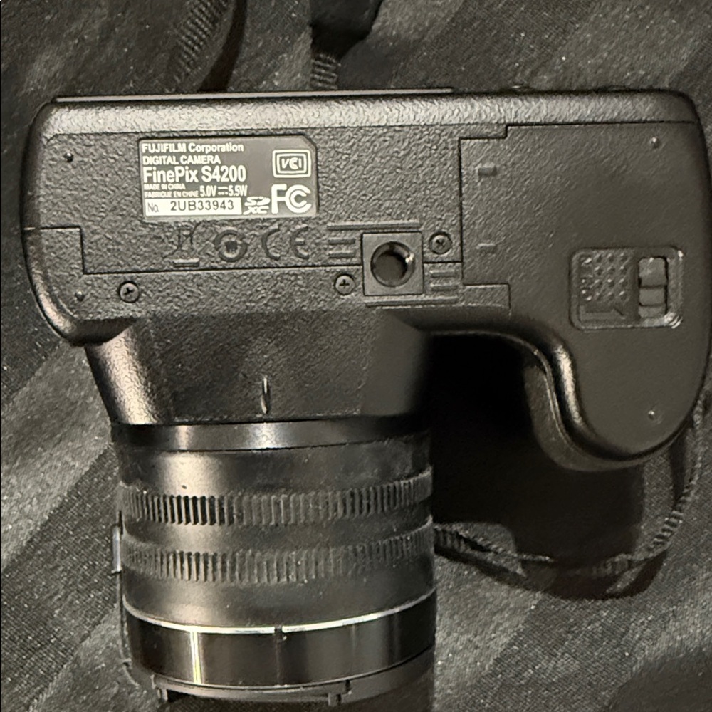 Fujifilm Black Digital Camera with Strap and Bag - Picture 6 of 10
